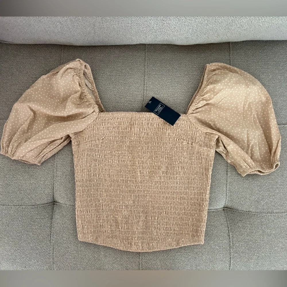 **NWT** Abercrombie & Fitch Smocked Puff Sleeve Crop Top Beige Polka Dot - Small - Picture 3 of 6